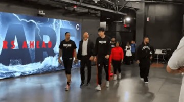 狗子28平台-杨瀚森赛后与总经理克罗宁拥抱沟通，全程无翻译陪同